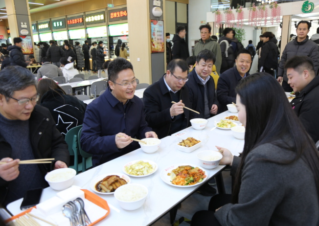郝好山與學(xué)生共進(jìn)午餐共話(huà)校園學(xué)習(xí)生活